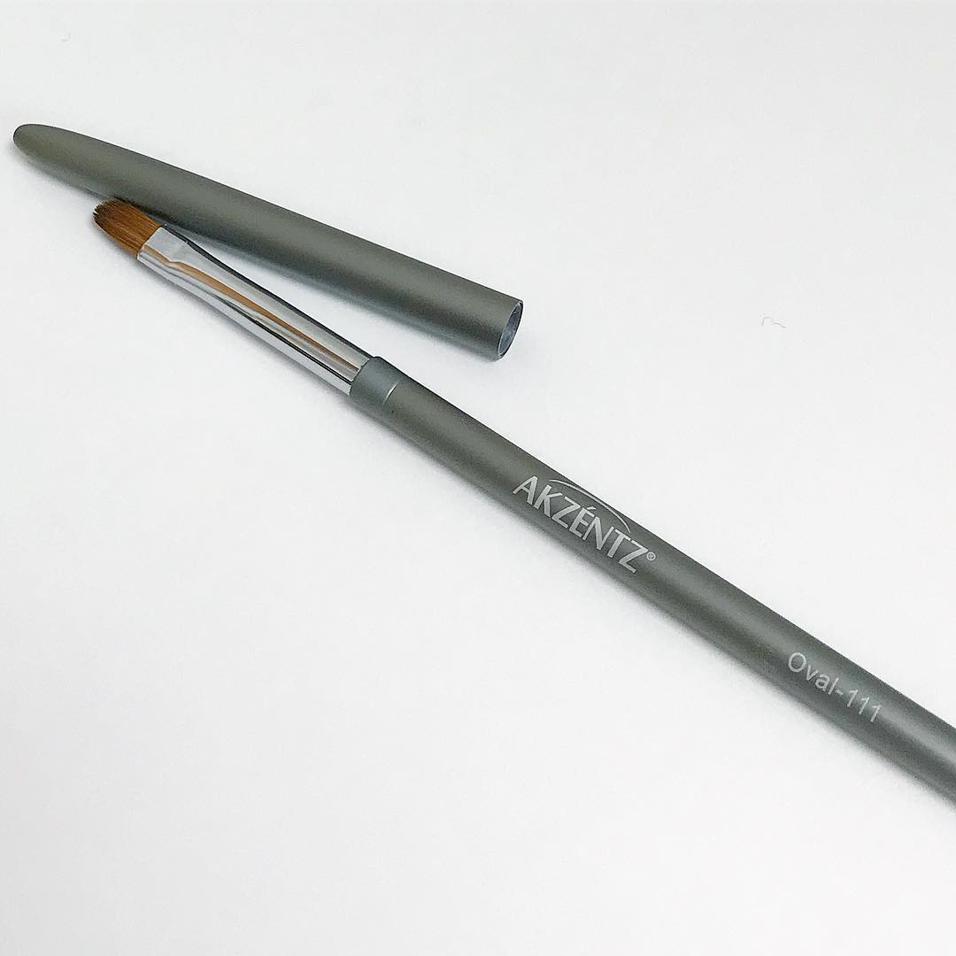 Akzentz Kolinsky Oval Gel Brush #111, 11 mm